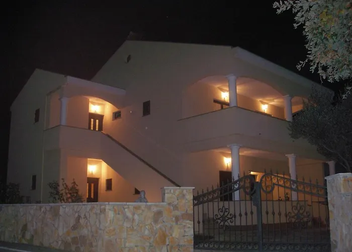 Lara Apartmán *