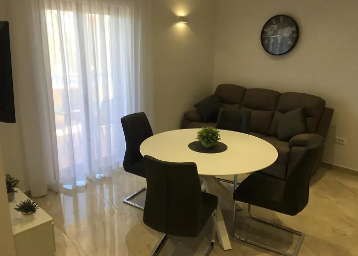 Lara Apartmán *