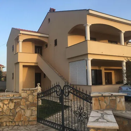 Lara Privlaka Apartment *
